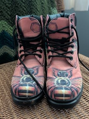 Peachy Graphic Bee Combat Boots Size 39